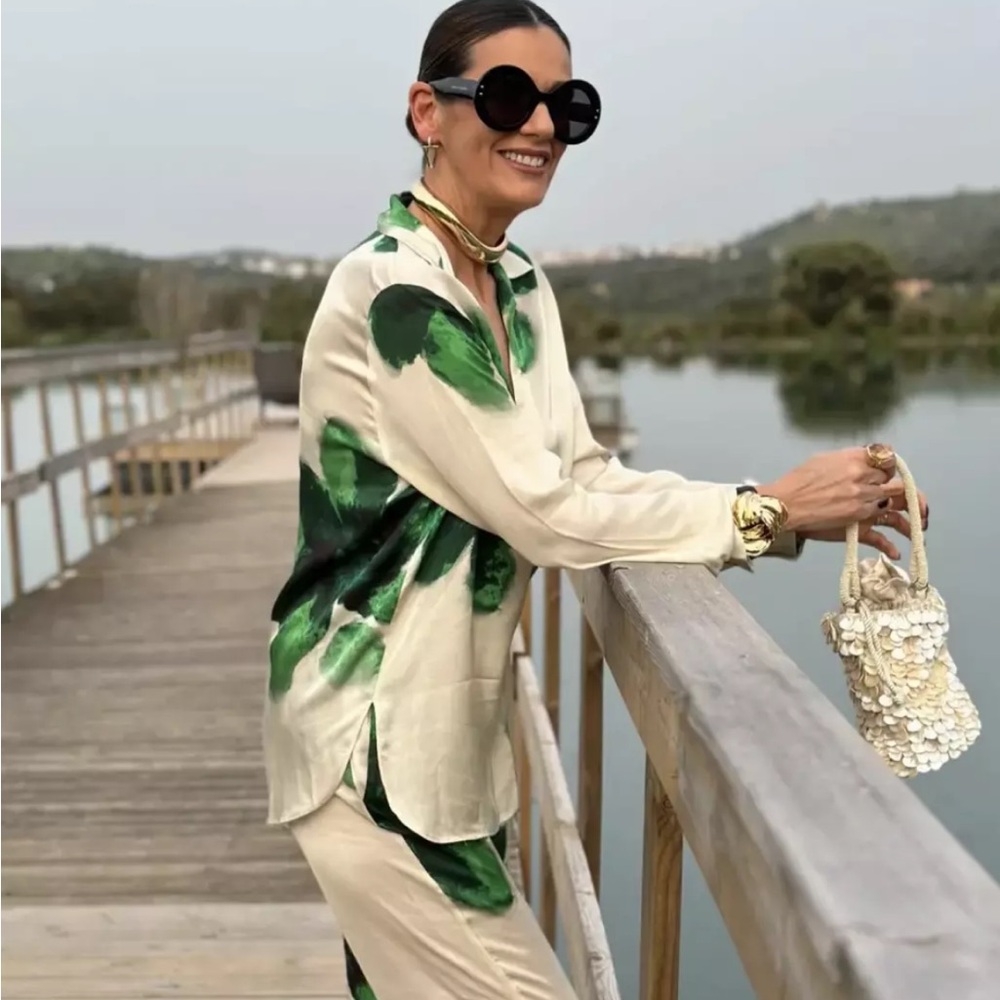 Zara floral printed shirt L(fits like a medium)
